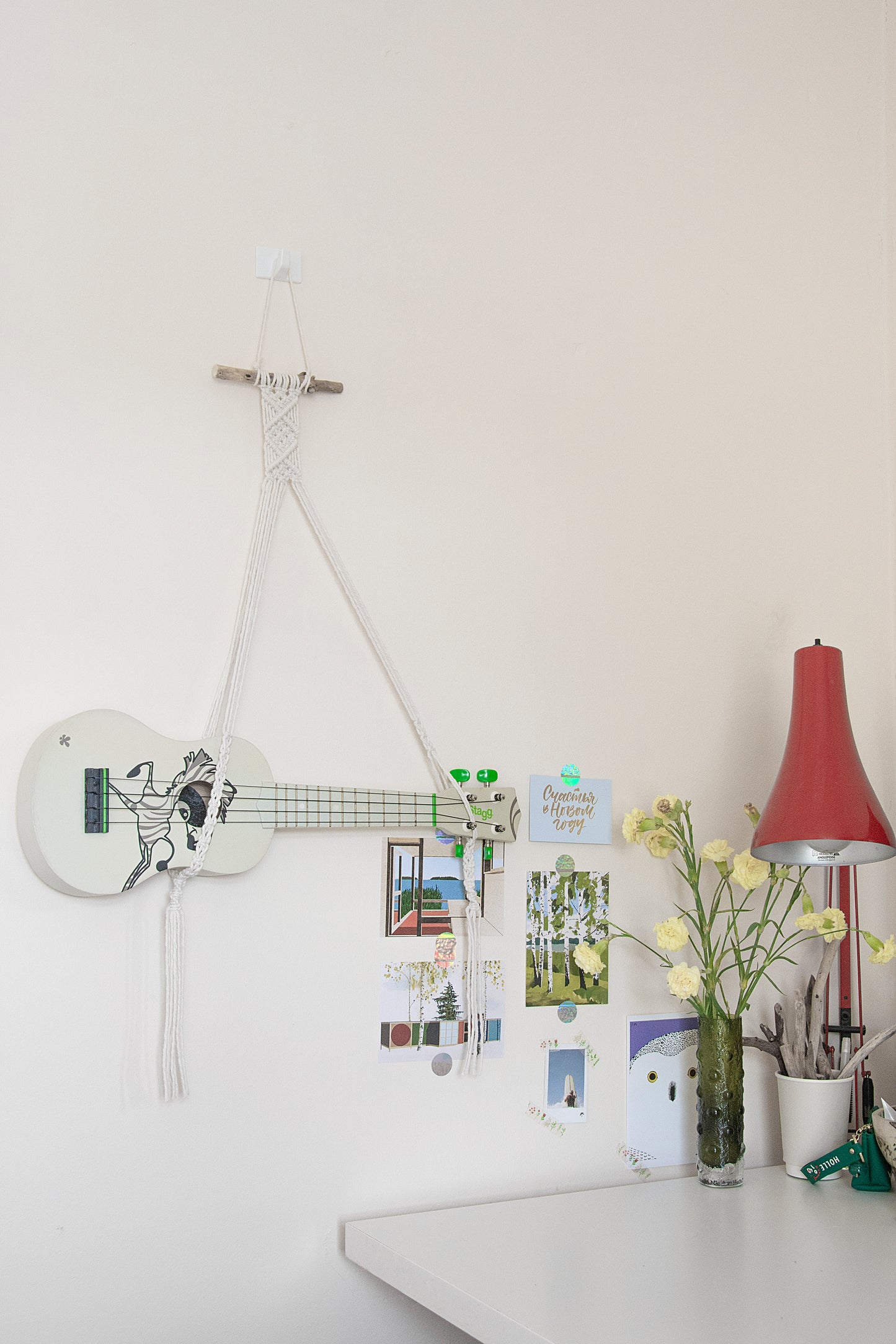 Horizontal hanger for ukulele